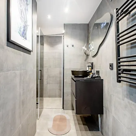 Sm Center Located On The Canal Amszterdam