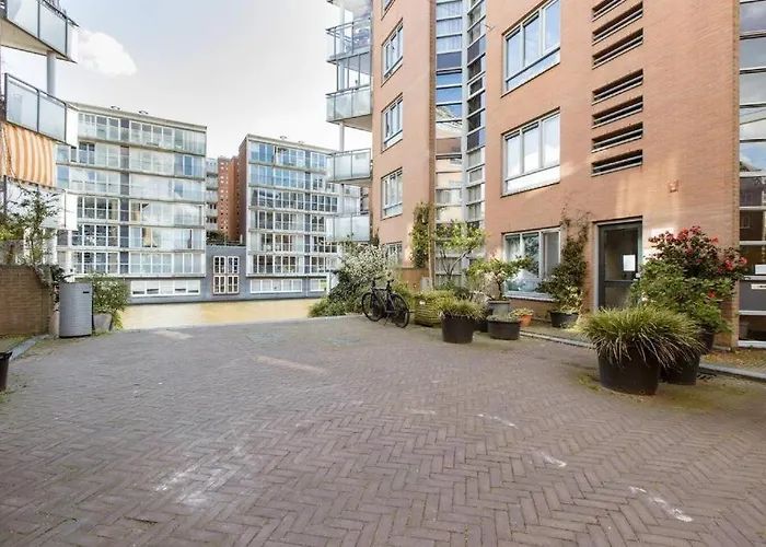 Sm Center Located On The Canal Bed & Breakfast *